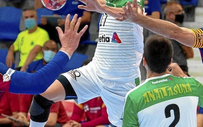 El capitán del Helvetia, Carlos Chocarro, en el partido de la pasada temporada ante el Barcelona. El capitán del Helvetia, Carlos Chocarro, en el partido de la pasada temporada ante el Barcelona.