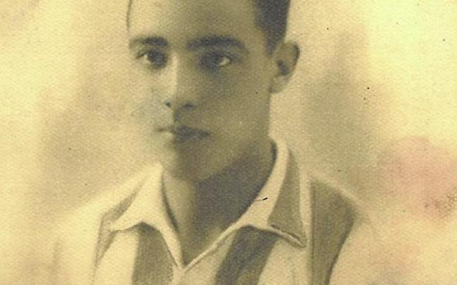 Manolo Olivares llegó al Deportivo Alavés en 1928, siendo casi un niño, y tras noventa y tres partidos oficiales se convirtió en el máximo goleador albiazul de su historia con noventa y siete goles. Foto: Archivo Municipal de Vitoria: Ceferino Yanguas