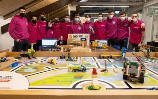 El equipo de San Fidel Ikastola junto a su maqueta