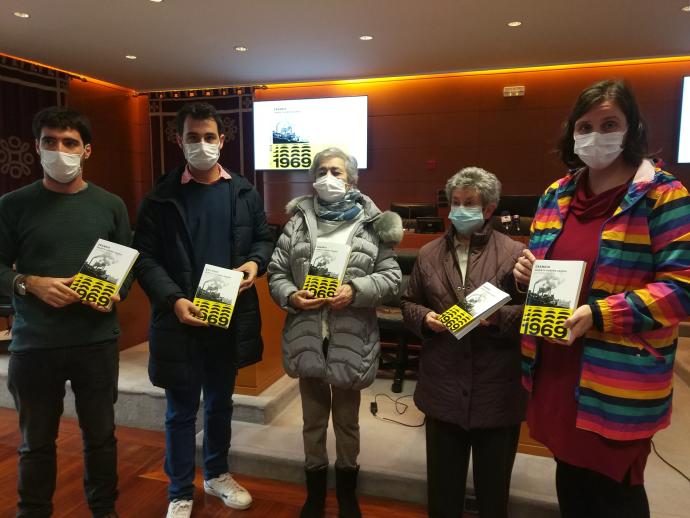 Javier Buces, Adrián Bustos, Conchi Fernández, Pilar Arenaza y Aitziber Oliban posan en el ayuntamiento sujetando el libro.