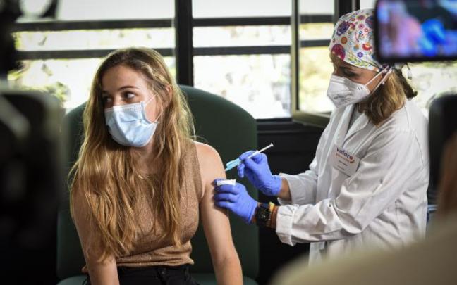 Una estudiante de Erasmus recibe la vacuna en Valencia Una estudiante de Erasmus recibe la vacuna en Valencia