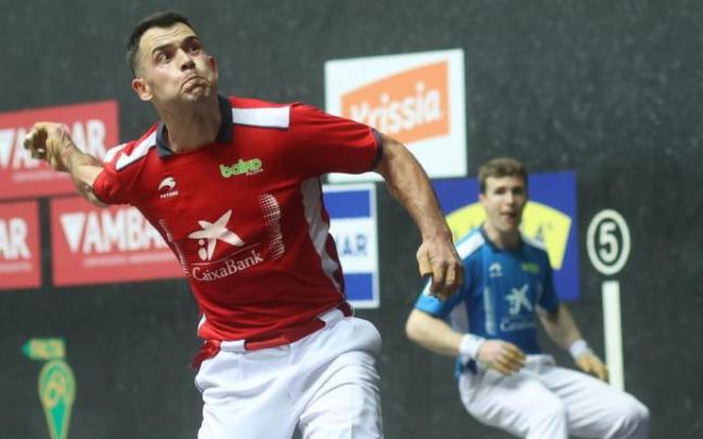 Erik Jaka golpea de sotamano ante Iñaki Artola. Erik Jaka golpea de sotamano ante Iñaki Artola.