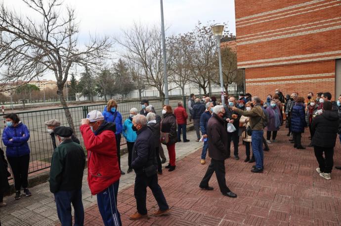 Vecinos de la Cooperativa de Viviendas de Ermitagaña, reunidos en la calle para mostrar su malestar por la instalación frente a sus casas de una cubierta en el patio del colegio públio del barrio.