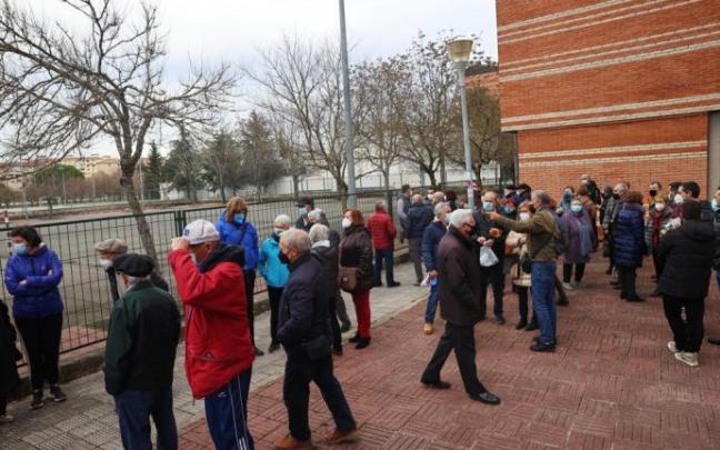 Vecinos de la Cooperativa de Viviendas de Ermitagaña, reunidos en la calle para mostrar su malestar por la instalación frente a sus casas de una cubierta en el patio del colegio públio del barrio.
