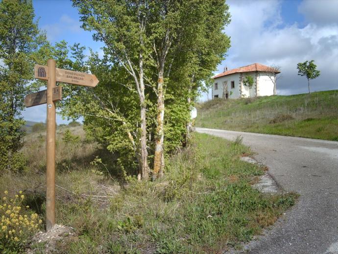 Cartel junto a la ermita de San Millán, en las inmediaciones de Ordoñana