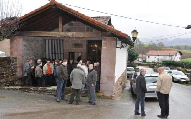 Los vecinos de Azpilikueta acuden a misa el 3 de diciembre en la ermita de San Francisco Javier, construida en 1687.