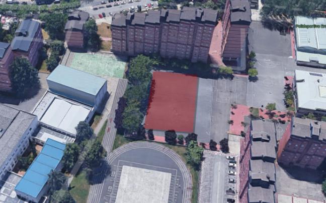 En rojo, área que ocupará la cubierta en el Colegio Público Ermitagaña.