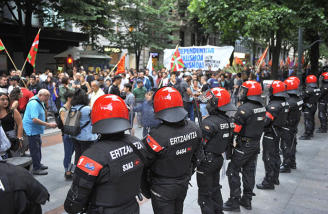La Ertzaintza custodia la marcha convocada por las juventudes de Sortu, Ernai, el 4 de junio para denunciar el juicio de este miércoles contra siete de sus miembros.