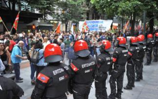 La Ertzaintza custodia la marcha convocada por las juventudes de Sortu, Ernai, el 4 de junio para denunciar el juicio de este miércoles contra siete de sus miembros.