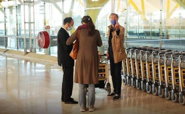 Ernesto de Hannover y su novia, Claudia Stilianopoulos, en el aeropuerto.