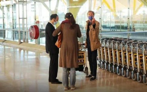Ernesto de Hannover y su novia, Claudia Stilianopoulos, en el aeropuerto. Ernesto de Hannover y su novia, Claudia Stilianopoulos, en el aeropuerto.