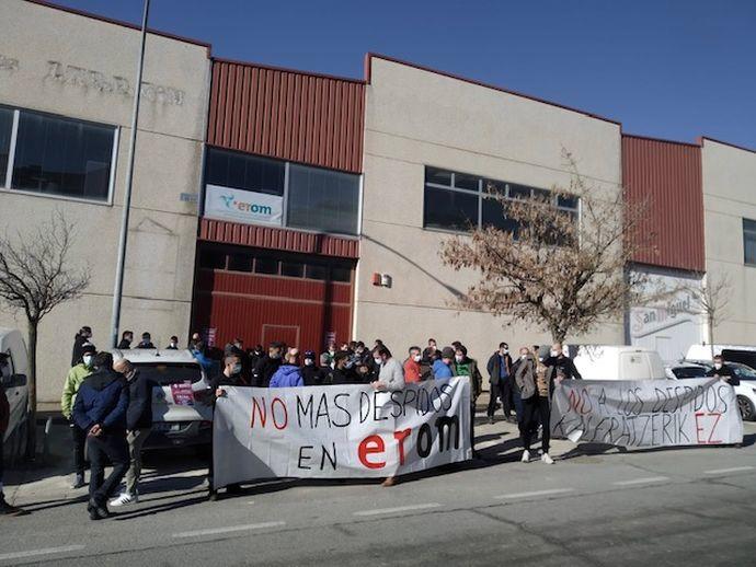 Concentración en la sede de Erom, en Tafalla.