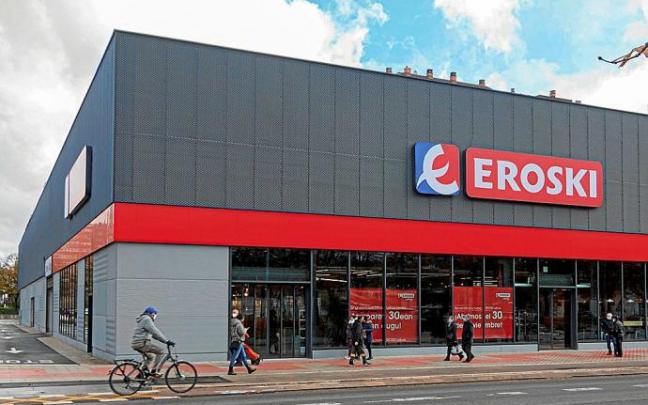 Fachada principal del nuevo establecimiento de Eroski, en el número 48 de Portal de Foronda, que abrirá el martes sus puertas al público. Foto: Cedida