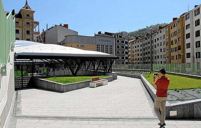 Un hombre fotografía el nuevo edificio de Errebal Plazia. Foto: J.L.