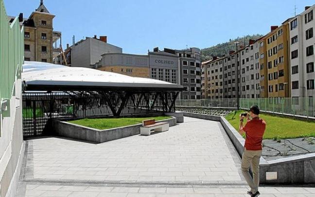 Un hombre fotografía el nuevo edificio de Errebal Plazia. Foto: J.L.