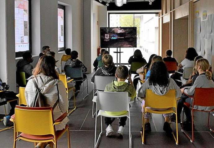 Unos escolares viendo el documental en Lekuona. Foto: N.G.