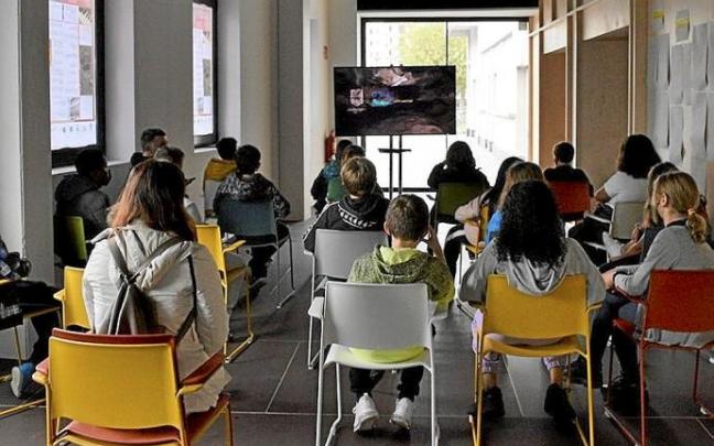 Unos escolares viendo el documental en Lekuona. Foto: N.G.