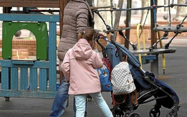 Una mujer en un parque cuidando de sus hijos. Foto: Josu Chavarri Una mujer en un parque cuidando de sus hijos. Foto: Josu Chavarri