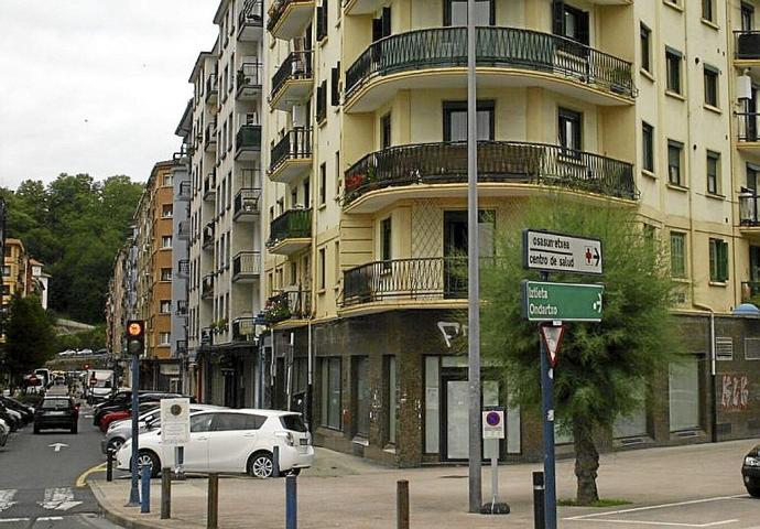 Un local cerrado en el barrio de Iztieta. Foto: A.M.