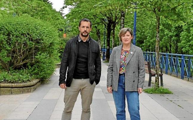 El edil de Servicios Sociales y la alcaldesa, ayer. Foto: A.M.