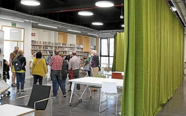Varias personas visitan la nueva biblioteca. Foto: Iker Azurmendi