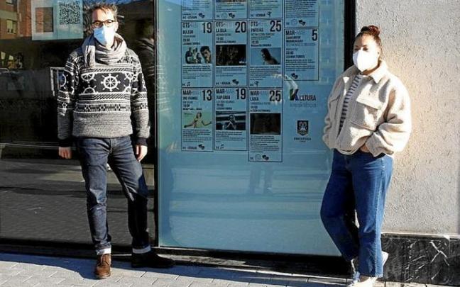 El técnico de Cultura Iker Tolosa y la edil Maite Gartzia. Foto: A.M.