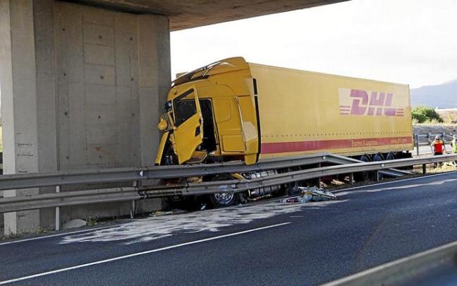 Kamioi batek duela egun batzuk Gasteiztik gertu izandako istripuaren irudia. Argazkia: Jorge Muñoz