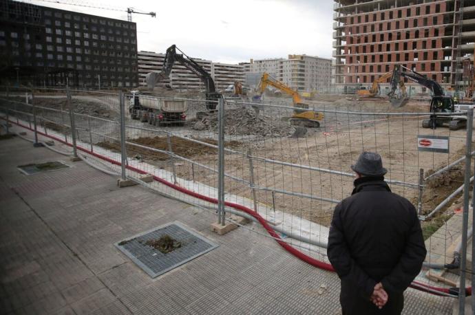 Un hombre observando las obras de construcción en un solar de Erripagaña.