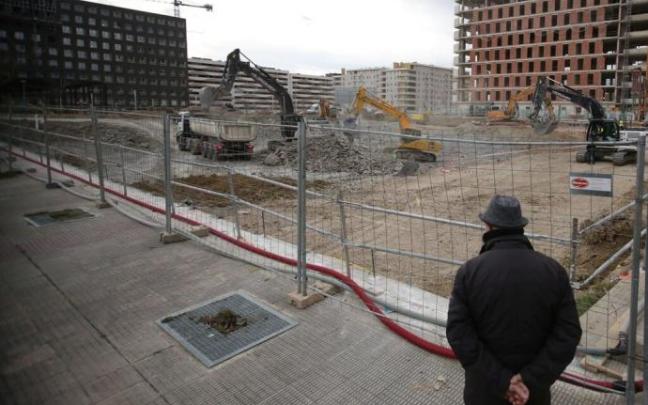 Un hombre observando las obras de construcción en un solar de Erripagaña.