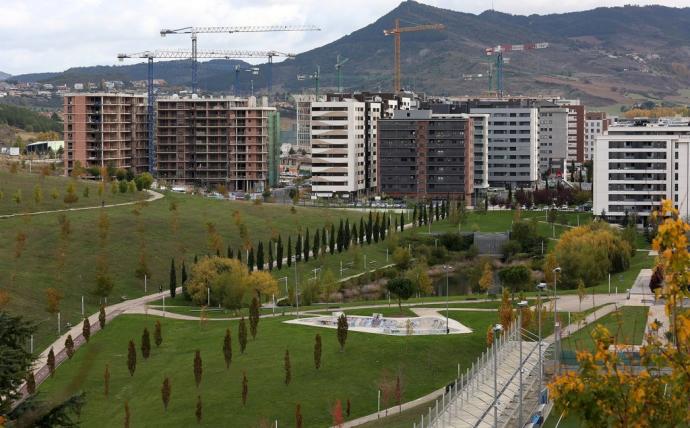 Vista general de Erripañaga, con edificios de viviendas en construcción.