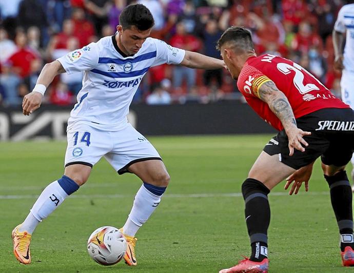 Manu García intenta superar a Raíllo durante el choque entre el Mallorca y el Alavés de este martes. Foto: Efe