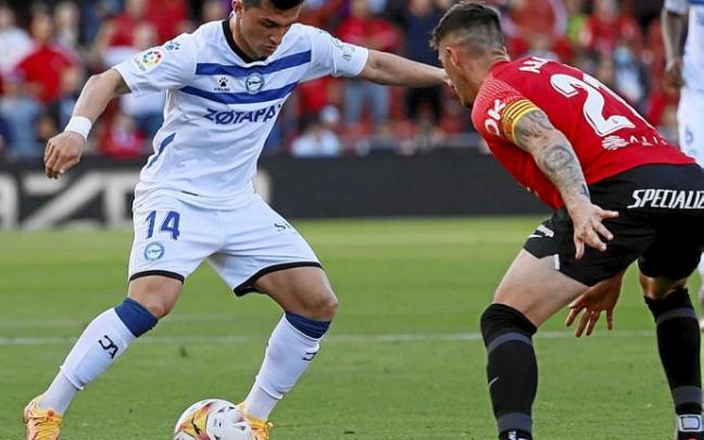 Manu García intenta superar a Raíllo durante el choque entre el Mallorca y el Alavés de este martes. Foto: Efe