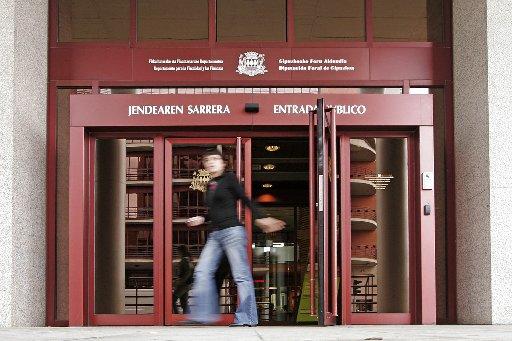 Entrada al edificio de la Hacienda foral en Donostia