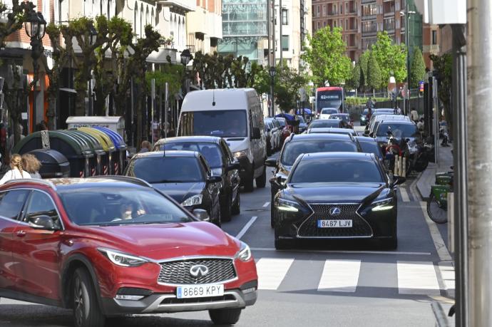 Vehículos circulando por el centro de Bilbao.