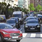 Vehículos circulando por el centro de Bilbao.