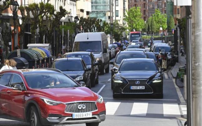 Vehículos circulando por el centro de Bilbao.
