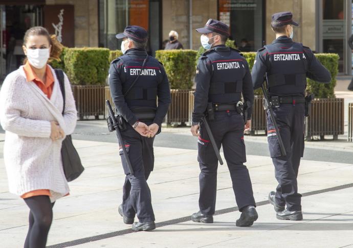 Agentes de la Ertzaintza patrullando por el centro de Vitoria