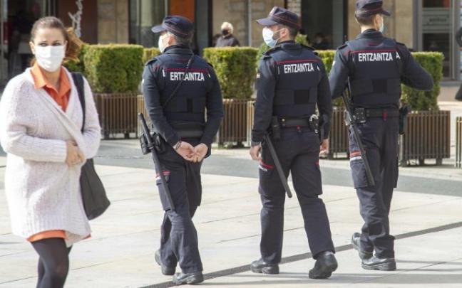 Agentes de la Ertzaintza patrullando por el centro de Vitoria