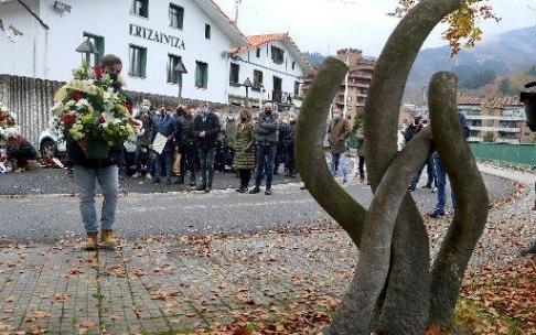 Homenaje tributado a los dos agentes asesinados hoy en Beasain