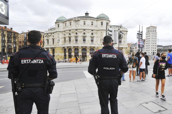 Varios agentes de la Ertzaintza vigilan la plaza del Teatro Arriaga, el sábado del año pasado en el que debía haber empezado Aste Nagusia.