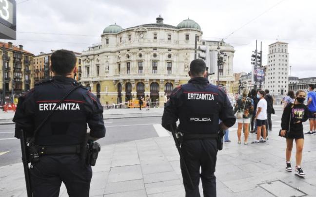 Varios agentes de la Ertzaintza vigilan la plaza del Teatro Arriaga, el sábado del año pasado en el que debía haber empezado Aste Nagusia. Varios agentes de la Ertzaintza vigilan la plaza del Teatro Arriaga, el sábado del año pasado en el que debía haber empezado Aste Nagusia.
