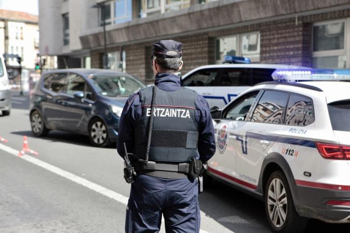 Un agente de la Ertzaintza en Vitoria