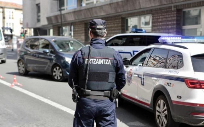 Un agente de la Ertzaintza en Vitoria