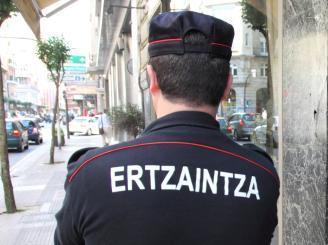 Un ertzaina, en labores de vigilancia en Gasteiz