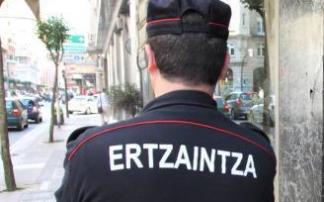 Un ertzaina, en labores de vigilancia en Gasteiz Un ertzaina, en labores de vigilancia en Gasteiz
