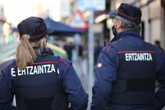 Dos agentes de la Ertzaintza patrullan por una calle de Euskadi.