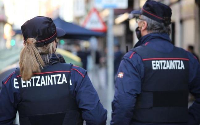 Dos agentes de la Ertzaintza patrullan por una calle de Euskadi.