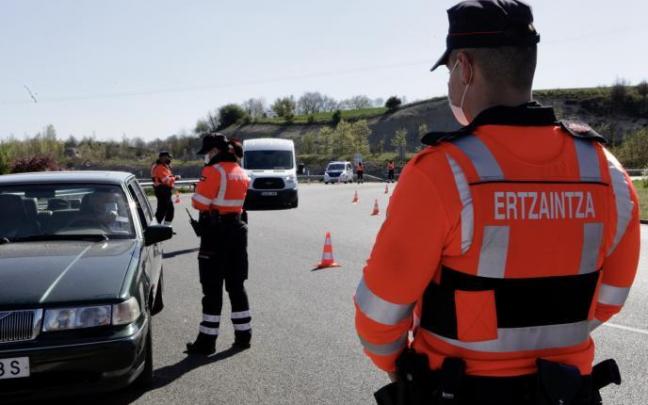 Un control de la Ertzaintza durante el estado de alarma decretado en 2020 Un control de la Ertzaintza durante el estado de alarma decretado en 2020