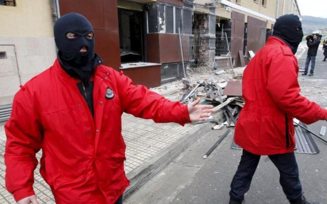 Agentes de la Ertzaintza en el lugar de un atentado de ETA. Agentes de la Ertzaintza en el lugar de un atentado de ETA.