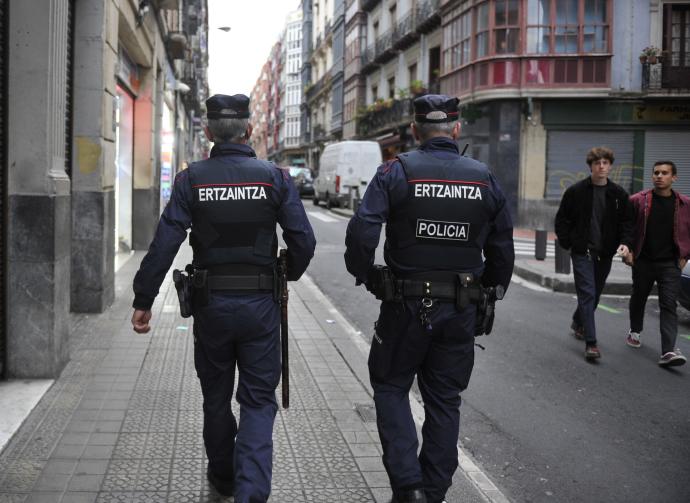 Dos agentes de la Ertzaintza patrullan las calles de Bilbao, en una imagen de archivo.